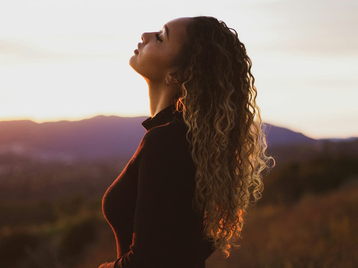 Soft natural portrait of a woman, symbolizing balance and harmony in aesthetic results