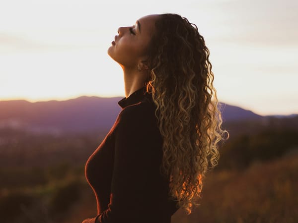 Soft natural portrait of a woman, symbolizing balance and harmony in aesthetic results